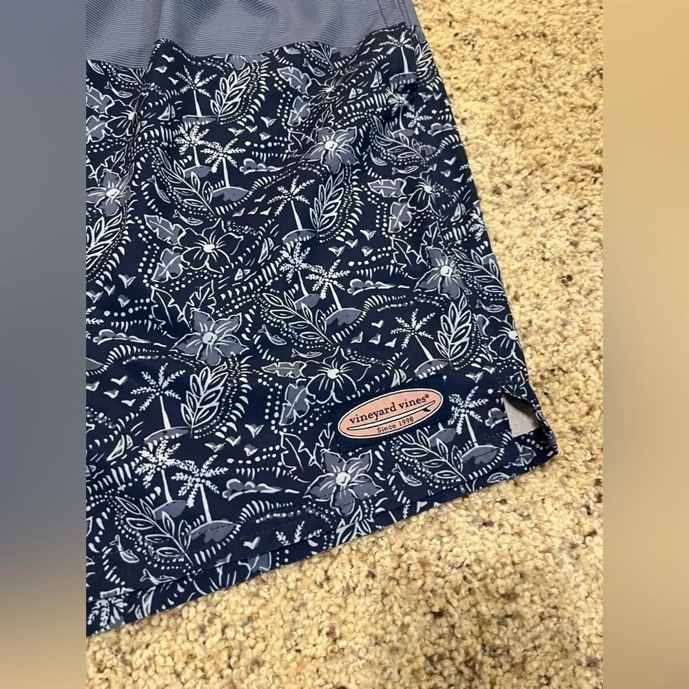 Vineyard Vines Swim Trunks Mens Sz Large Tropical Print Board Shorts Polyester